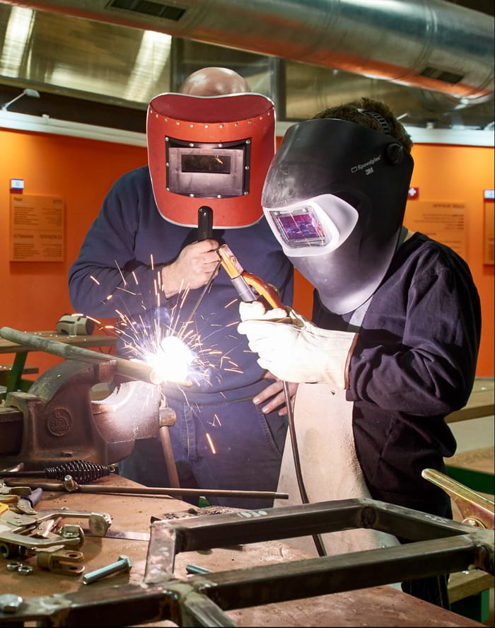 בני נוער במעבדת ההנדסה של מרכז עידן